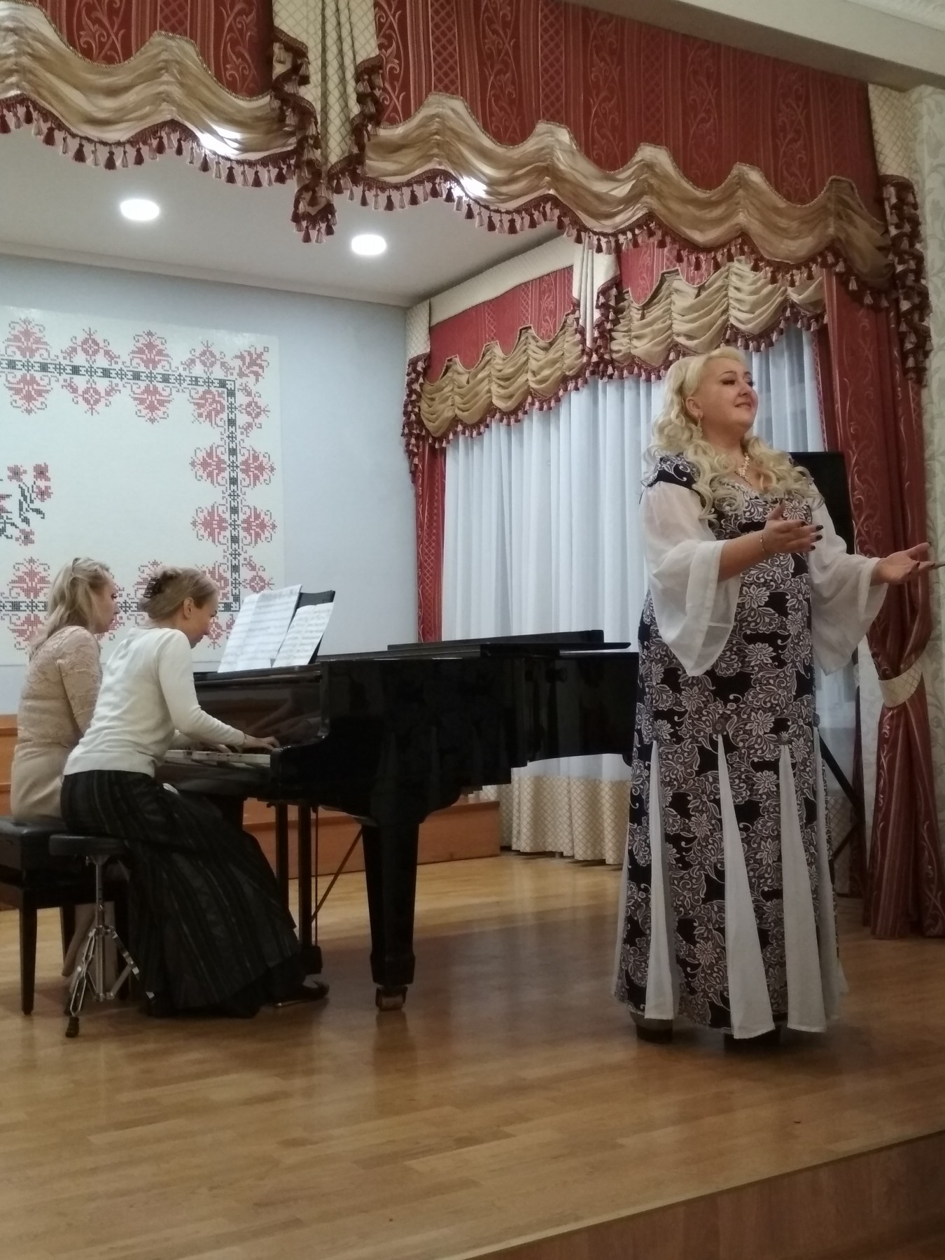 2 Концерт викладачiв 28.11.2019 , спiваe Малахова Надiя.